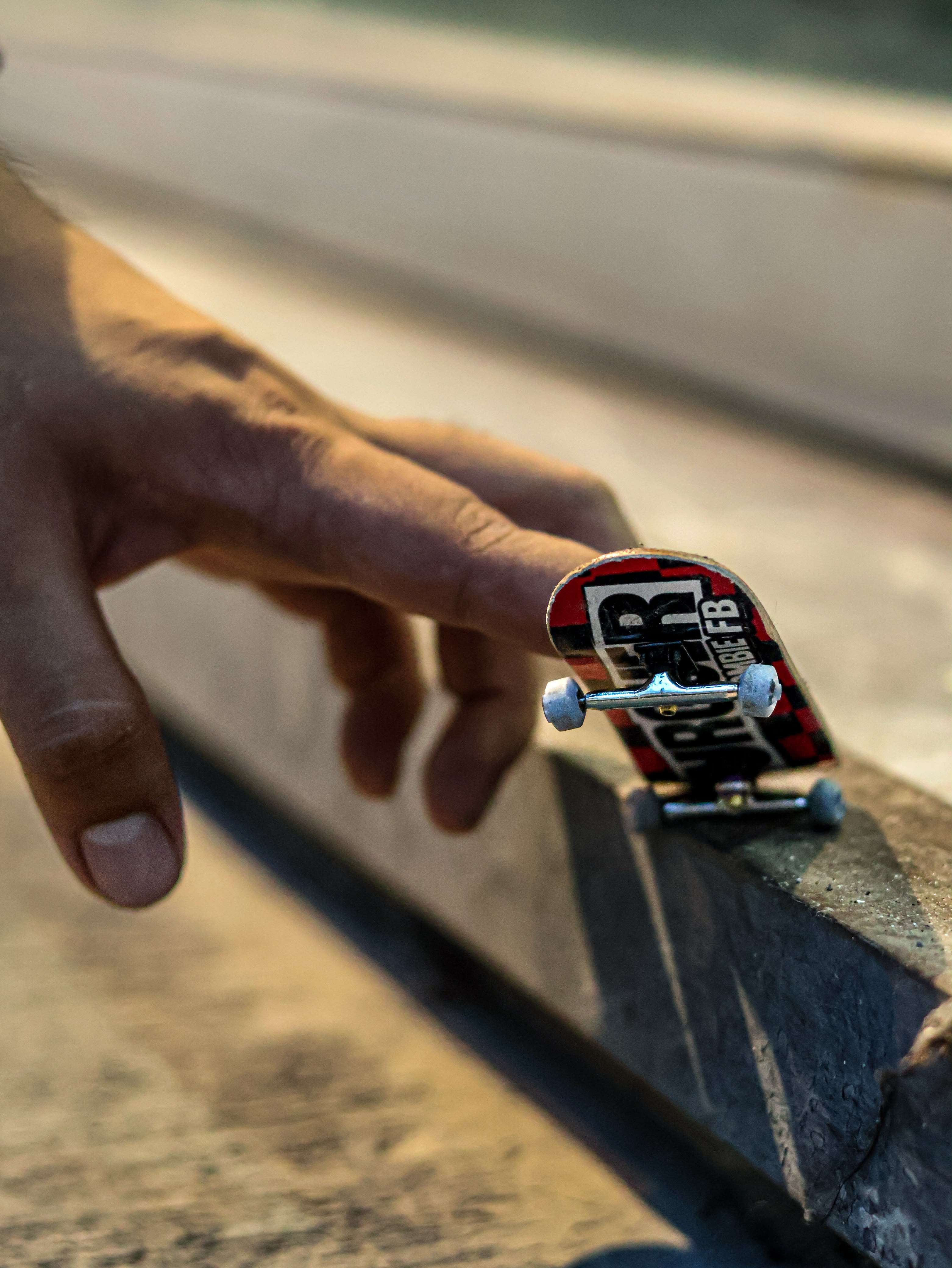 De un día lluvioso a un deporte global: Fingerboard